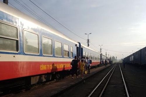 Giá vé tàu Tết tiếp tục giảm 30% để giữ khách