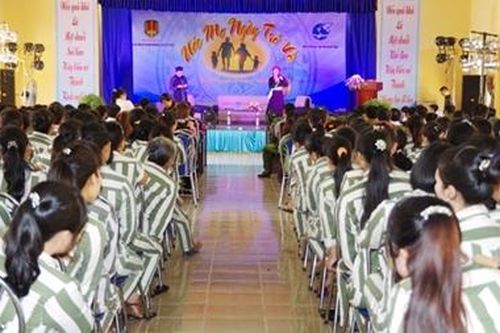 Tết về sau cánh cổng trại giam