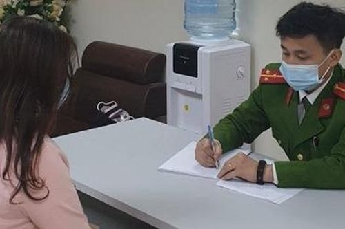 Nữ Giám đốc tặng quà Tết bằng pháo hoa nổ