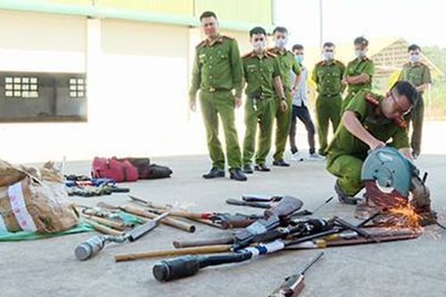 Tiêu hủy hàng trăm vũ khí, vật liệu nổ