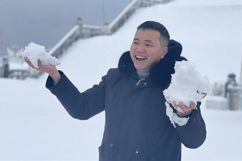 Du khách đổ xô lên đỉnh Fansipan ngắm tuyết phủ trắng ngày cuối năm