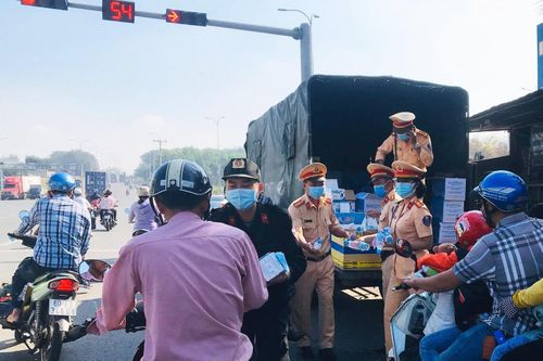 CSGT Đồng Nai phát khẩu trang, nước uống miễn phí cho người đi đường