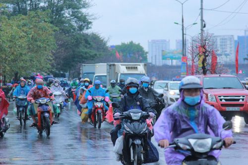 Bến xe vắng ngắt, dân ùn ùn rời Hà Nội về quê bằng xe máy