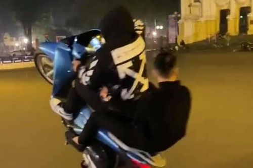 Xử phạt hai thanh niên bốc đầu xe máy trước cửa Nhà hát Lớn
