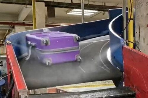 Sân bay Tân Sơn Nhất áp dụng phun khử khuẩn hàng hóa tự động