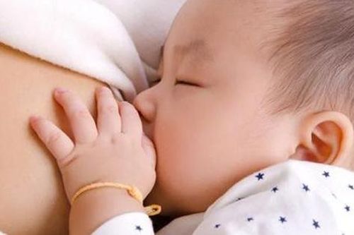 Con dâu sốc khi mẹ chồng 70 tuổi đòi cho cháu nội bú