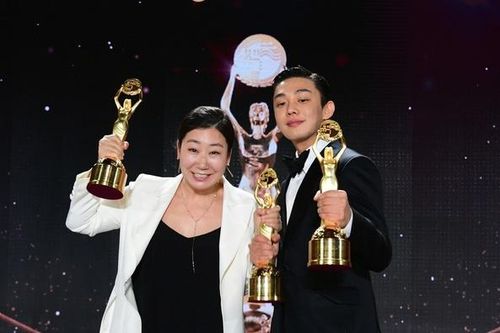 Yoo Ah In là Nam chính xuất sắc tại giải Rồng Xanh lần thứ 41