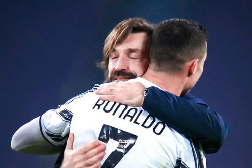 Ronaldo và Pirlo ôm nhau khi vào chung kết