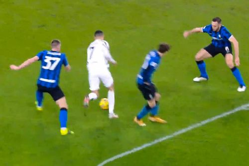 Ronaldo solo giữa 3 cầu thủ Inter