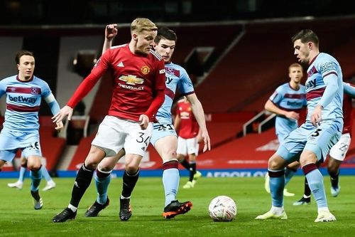 Van de Beek biểu diễn kỹ thuật xoay compa khi đá chính