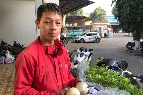 Thanh niên lôi kéo 2 học sinh sản xuất pháo