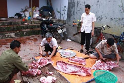 Chia thịt heo ăn Tết