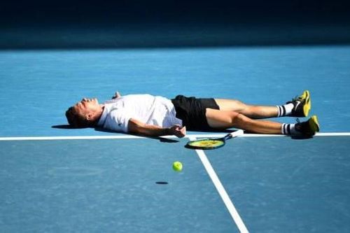 Tay vợt nằm sân khi hạ cựu vô địch Australian Open sau 5 set