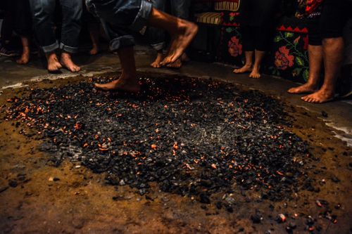 Nghi lễ đi chân trần trên than cháy ở Hy Lạp