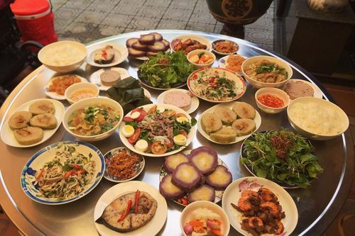 Bác chủ nhà ở TP.HCM mở tiệc tất niên, tặng lì xì cho xóm trọ