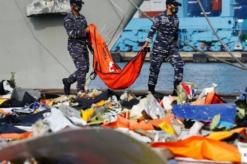 Dấu hiệu bất thường của máy bay chở 62 người rơi ở Indonesia