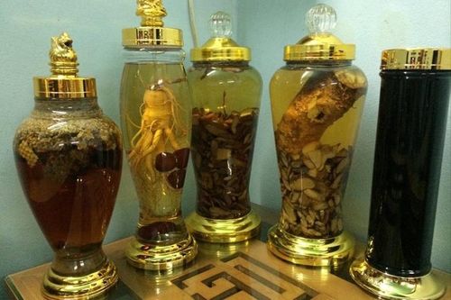 Có nên tự ngâm rượu bằng thảo dược?