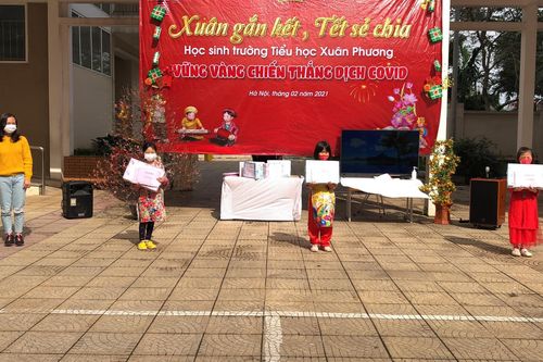 28 học sinh và phụ huynh Tiểu học Xuân Phương được về nhà đón Tết