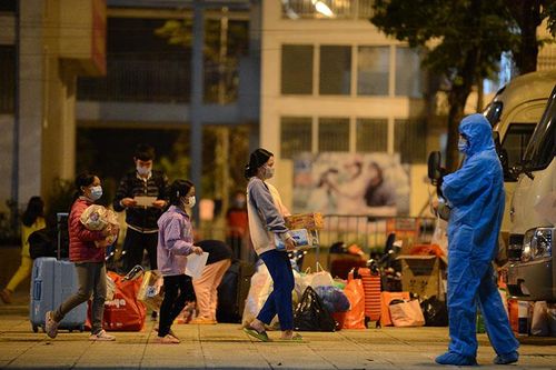 Hà Nội: 15 học sinh đầu tiên trường Tiểu học Xuân Phương hết cách ly tập trung, về nhà ăn Tết