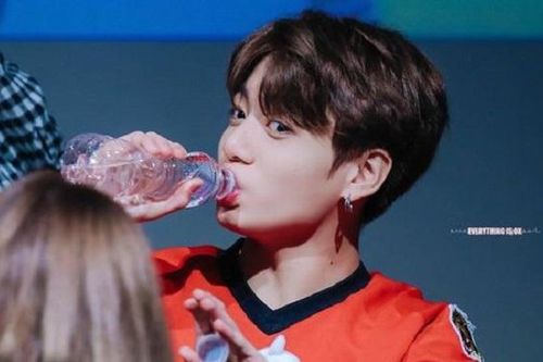 Thói quen 'lạ' của Jungkook BTS khiến trái tim ARMY 'tan chảy'