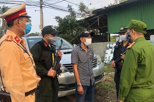 Khởi tố tài xế tổ chức cho người nhập cảnh trái phép