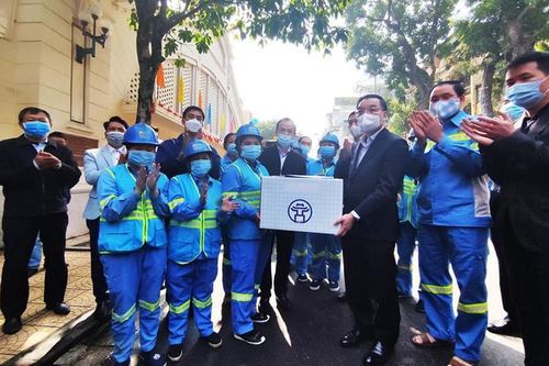 Chủ tịch UBND TP Hà Nội thăm các đơn vị đang làm nhiệm vụ trong dịp Tết