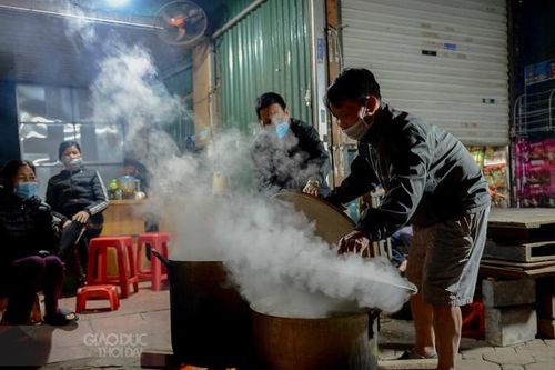 Người dân Hà Nội tất bật luộc bánh chưng tại vỉa hè đón Tết