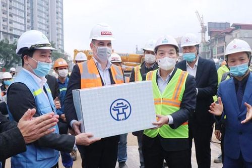 Chủ tịch UBND TP Hà Nội thăm, động viên các đơn vị trực Tết