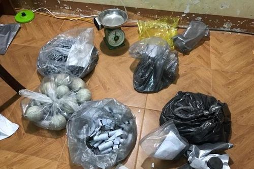 Nam thanh niên lôi kéo 2 học sinh sản xuất pháo nổ bán