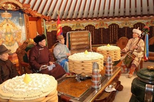 Đón Tết Âm lịch: Người Hàn Quốc để xẻng rơm trước nhà, người Mông Cổ lên núi cầu nguyện, người Singapore thích hóa trang