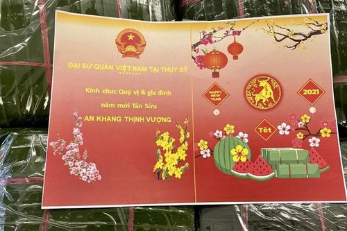 Đại sứ quán Việt Nam tại Thụy Sỹ gói bánh chưng tặng cộng đồng người Việt