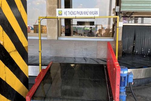 Phun khử khuẩn toàn bộ hành lý của khách tại sân bay Tân Sơn Nhất