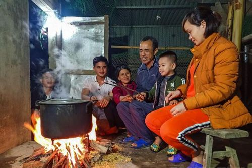 Ấm áp tình thân bên nồi bánh chưng ngày cận Tết Nguyên đán