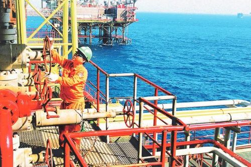 'Người đi tìm lửa' khi dầu thô xuống... 0 đồng