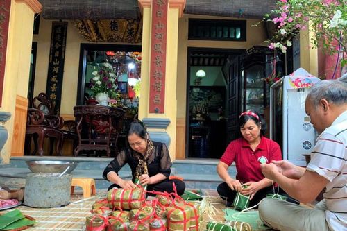 Thăm gia đình 3 thế hệ gần nửa thế kỉ làm giò chả Ước Lễ