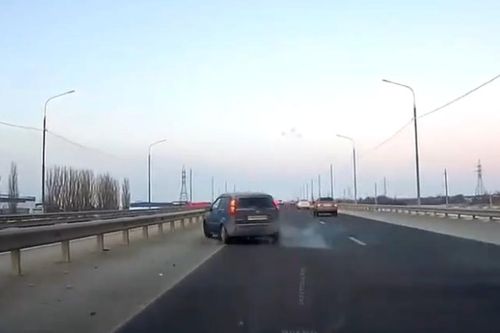 Ôtô tạt đầu khiến SUV mất lái