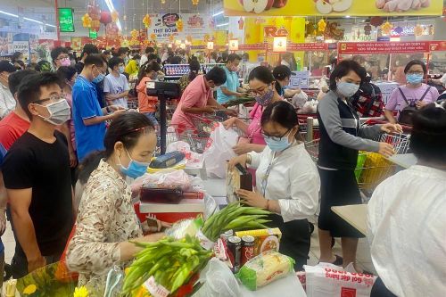 Siêu thị ở Sài Gòn ken cứng người đi sắm Tết