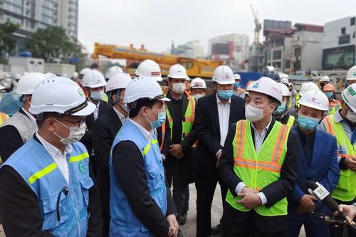 Chủ tịch Hà Nội kiểm tra công trường metro thi công xuyên Tết