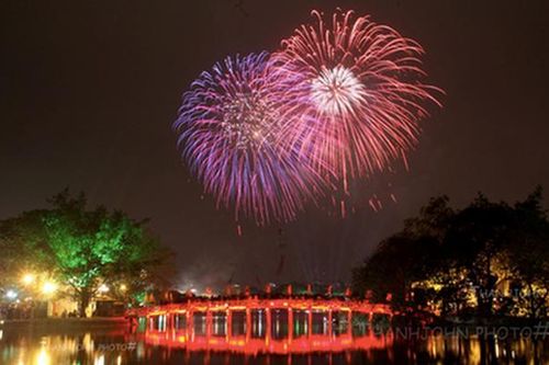 Hà Nội bắn pháo hoa tầm cao một điểm đêm giao thừa