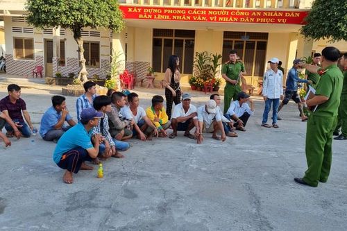 Đột kích trường gà chiều 29 Tết, tạm giữ hàng trăm triệu đồng