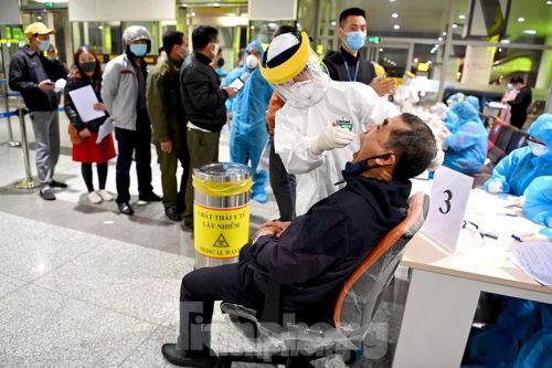 Hà Nội yêu cầu xét nghiệm xong người ở sân bay Nội Bài trong ngày 30 Tết