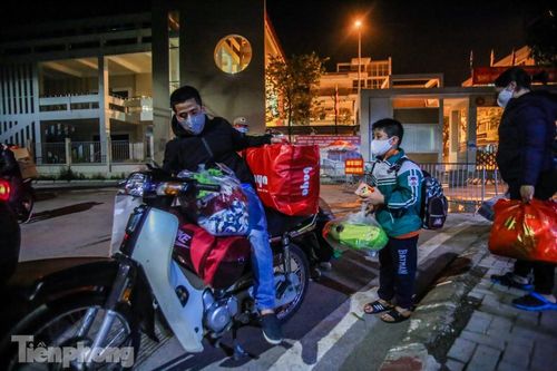 15 học sinh trường Tiểu học Xuân Phương hết cách ly tập trung, về nhà ăn Tết