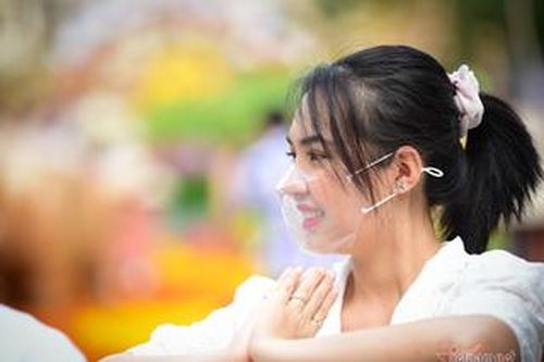 Người Sài Gòn đeo khẩu trang du xuân, tạo dáng bên đường hoa Nguyễn Huệ