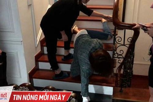 Hậu trường hài hước màn say ngã cầu thang của Hồng Diễm