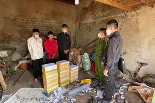 Nhóm thanh niên, học sinh sản xuất pháo để bán bị bắt quả tang