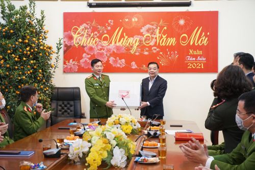 Chủ tịch Hà Nội thăm các đơn vị ứng trực phục vụ nhân dân dịp Tết