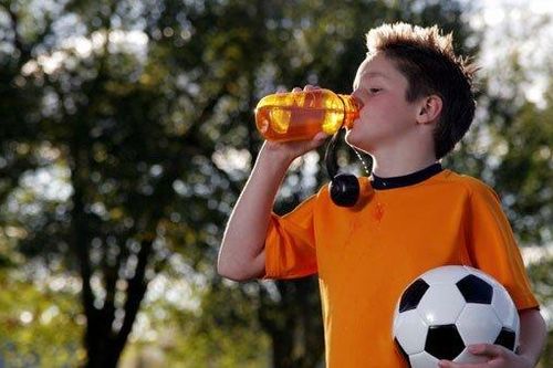 Nước ngọt có ga làm hại tim và mắt