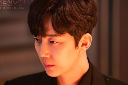Yoon Jong Hoon trở lại trong The Penthouse mùa 2 với màn 'hắc hóa' mãn nhãn
