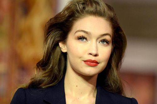 Bác sĩ da liễu không đồng tình với mẹo trị mụn của Gigi Hadid