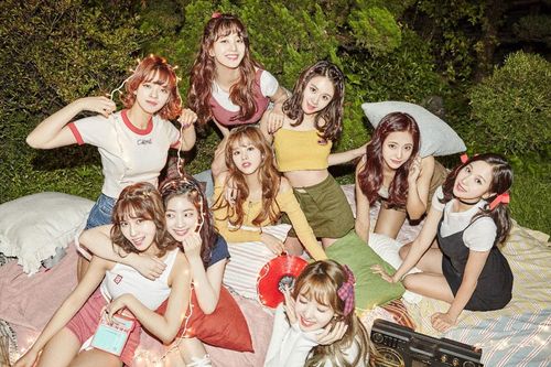 MV 'Likey' của Twice cán mốc 500 triệu lượt xem, JYP làm poster kỷ niệm quá 'phèn'
